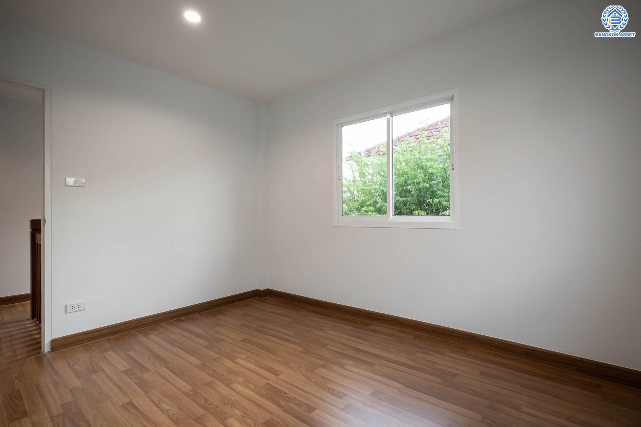 บ้านมือสองตกแต่งใหม่ โครงการ ชวนชื่น เรสซิเด้นซ์พาร์ค2 วัชรพล เนื้อที่ 53.1 ตร.ว. ฟังก์ชัน 3 ห้องนอน 2 ห้องน้ำ จอดรถได้ 1 คัน บนทำเลเชื่อมต่อหลายเส้นทาง ถ.รามอินทรา ถ.สายไหม และ ถ.พหลโยธิน ใกล้สนามบินดอนเมือง ทางด่วน "รามอินทรา-วงแหวนรอบนอก" และรถไฟฟ้าสายสีชมพู "สถานีคูคต"